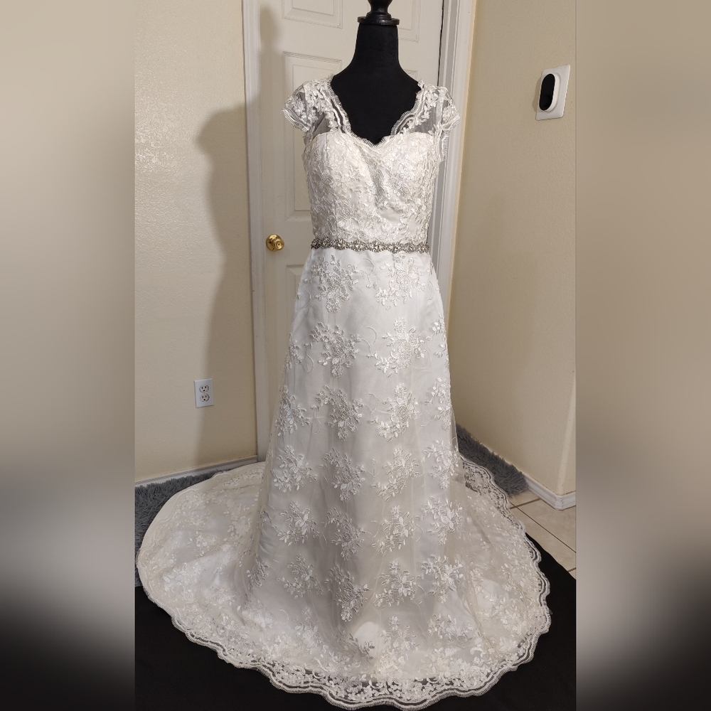 NWOT*  Ivory Wedding Dress Zip Up Back with Faux Buttons and a Beautiful train
